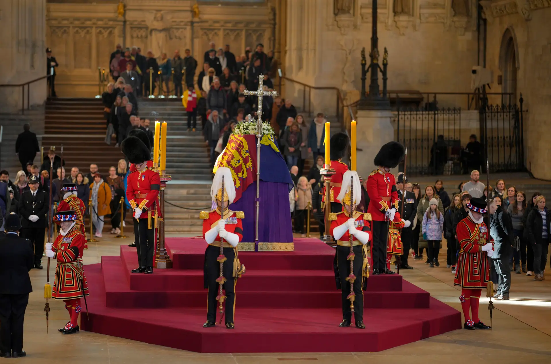 Isabel II: Presidente da República prestou homenagem no velório em Londres