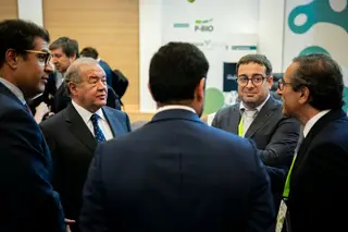 Simão Soares (à direita, de frente para a câmara), presidente da P-Bio, diz que Portugal tem condições para se tornar "um hub de desenvolvimento" com presença nos mercados internacionais