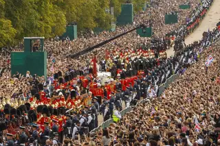 “Nunca vamos voltar a ver coisa assim. É o fim de uma era”: o funeral de Estado da rainha visto das ruas de Londres