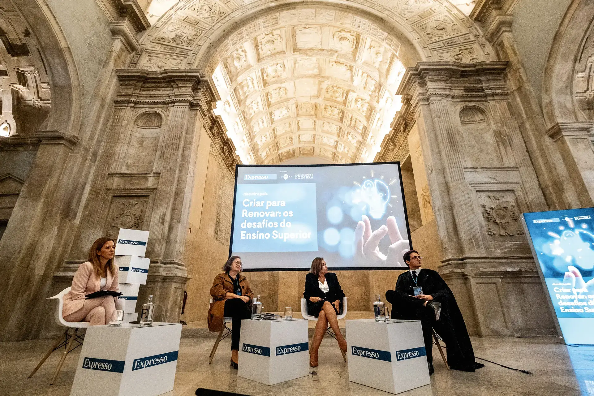 O debate sobre o futuro do ensino superior no Colégio da Trindade da Universidade de Coimbra contou com a presença de Maria de Lurdes Rodrigues, Ana Cristina Araújo e João Caseiro