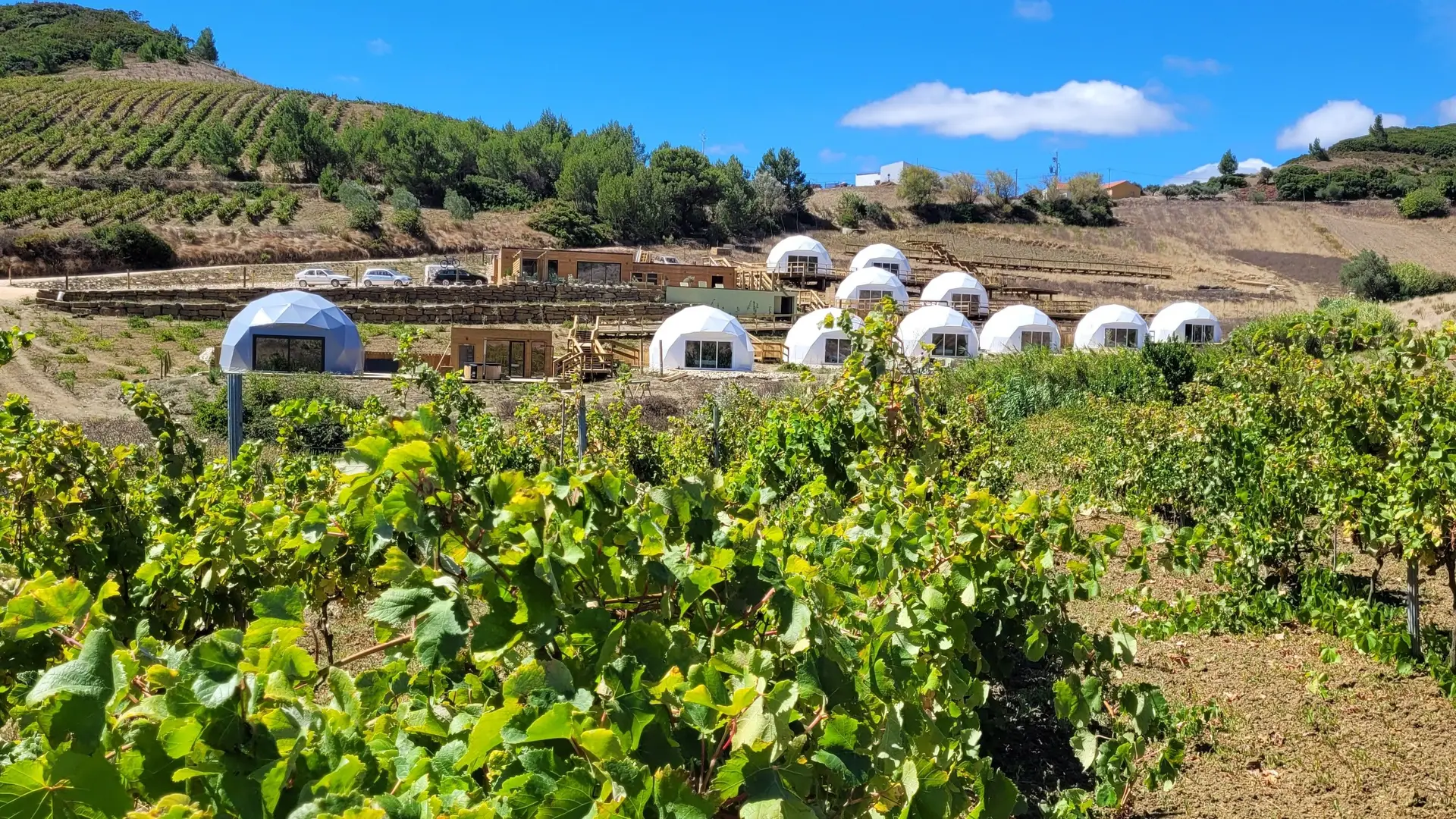 Novo glamping com domos geodésicos convida a descobrir a Paisagem Protegida da Serra de Montejunto