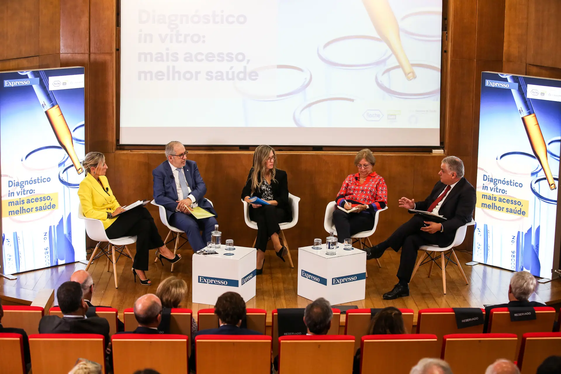O debate moderado pela jornalista Marta Atalaya contou com Fernando de Almeida (INSA), Joana Carvalho (ACSS), Maria José Rebocho (AADIC) e José Seguro Sanches (Comissão de Saúde)