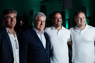 À direita, Renan Filho, ex-governador de Alagoas, com Paulo Dantas, atual governador (ambos apoiantes de Lula), Jorge Rebelo de Almeida, presidente da Vila Galé, e o filho Gonçalo, administrador do grupo