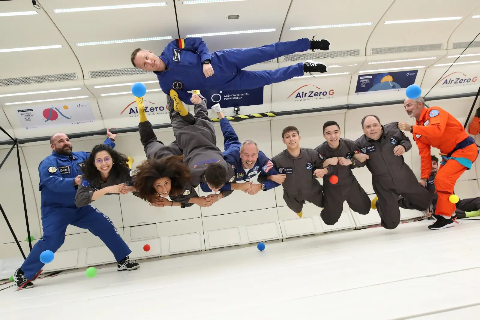 O astronauta Matthias Maurer acompanhou um grupo de 31 alunos no primeiro voo parabólico realizado em Portugal Creditos: DR/NovEspace