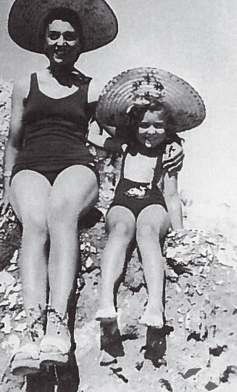 Com a mãe, na praia das Fontainhas