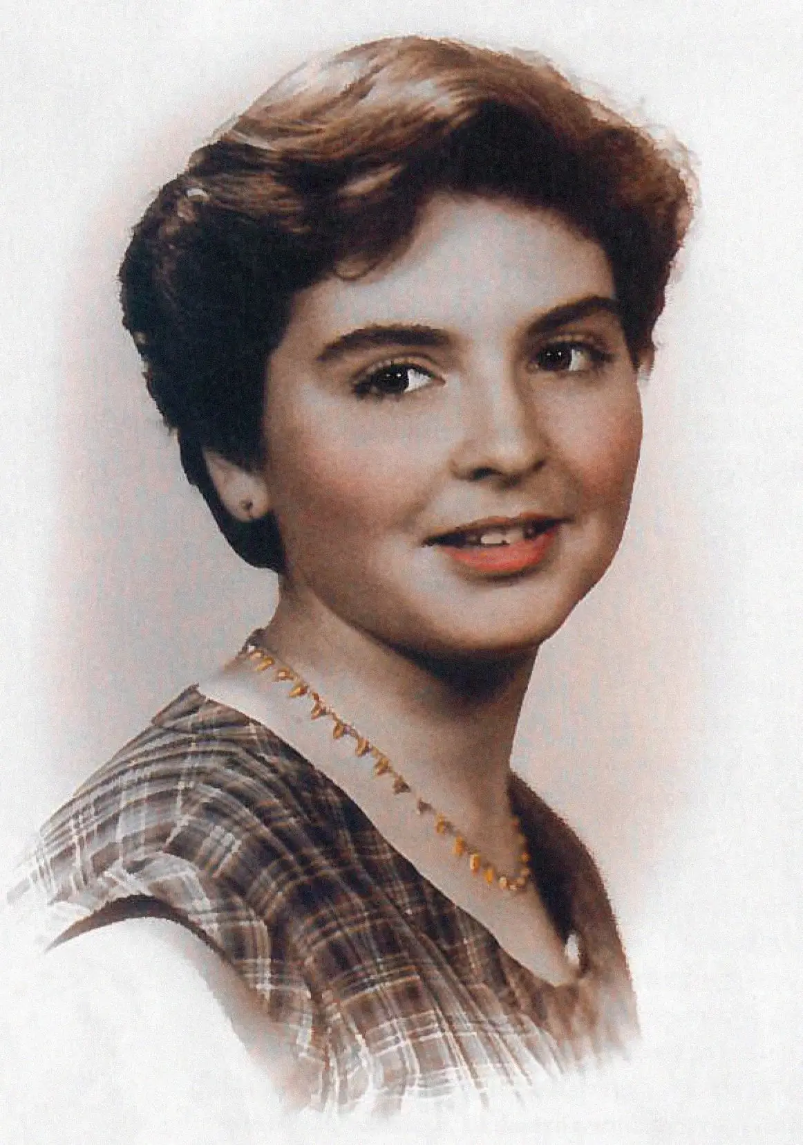 Aos 7 anos, Annie frequenta o Colégio do Sagrado Coração de Maria. Inscrita no ano lectivo de 1946/47, conclui os estudos em 1954