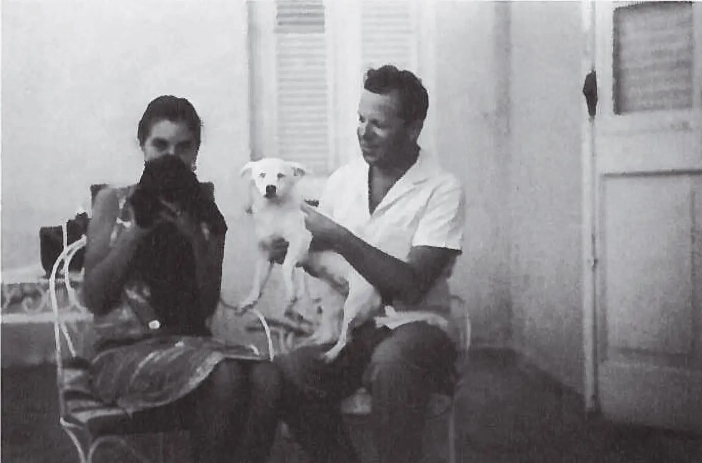 Com o omarido, o suiço Raymond Quendoz, e a sua companhia de sempre, os cães