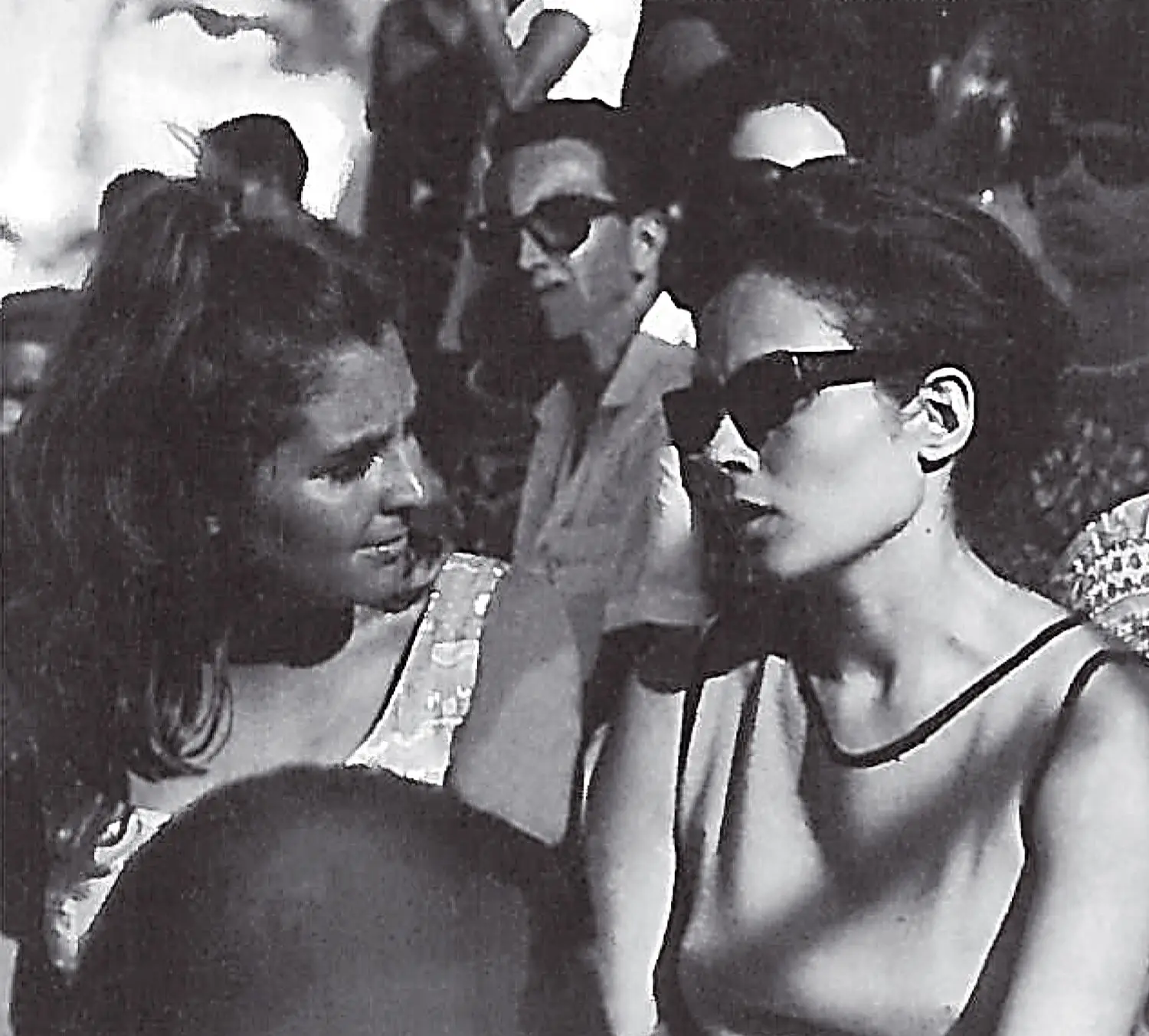Em 1966, ao lado de uma amiga(de óculos escuros),depois de ter abandonado o marido