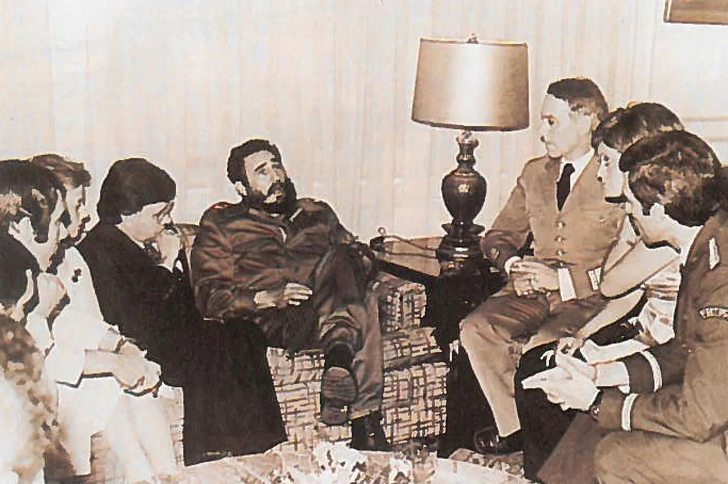 Em 1975, com o embaixador Fernandes Fafe e a primeira delegação do MFA a visitar Cuba, chefiada por Varela Gomes