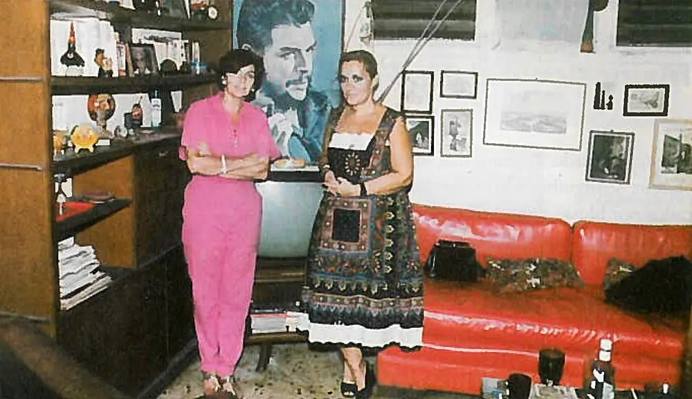 Com Armanda da Fonseca, no interior do apartamento, com o Che em fundo