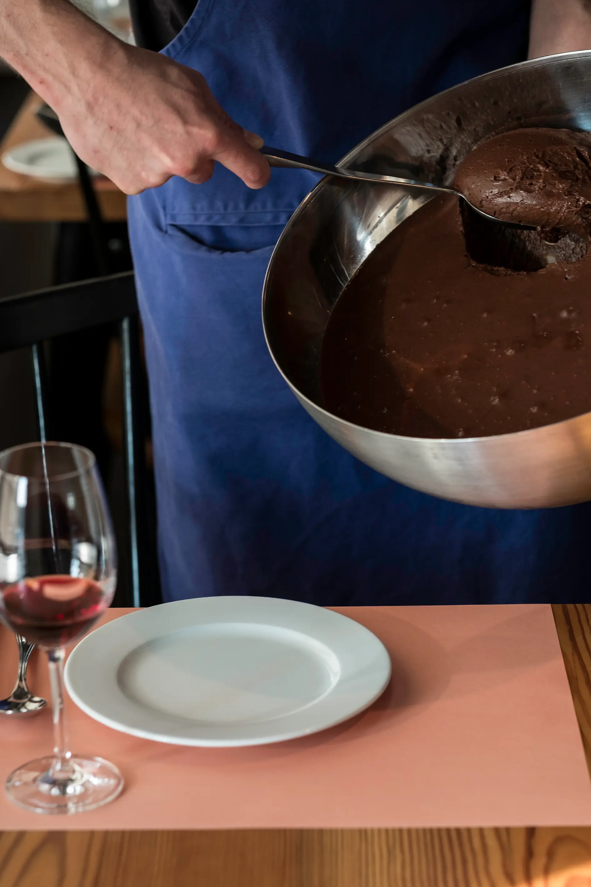A famosa Mousse de chocolate servida à mesa
