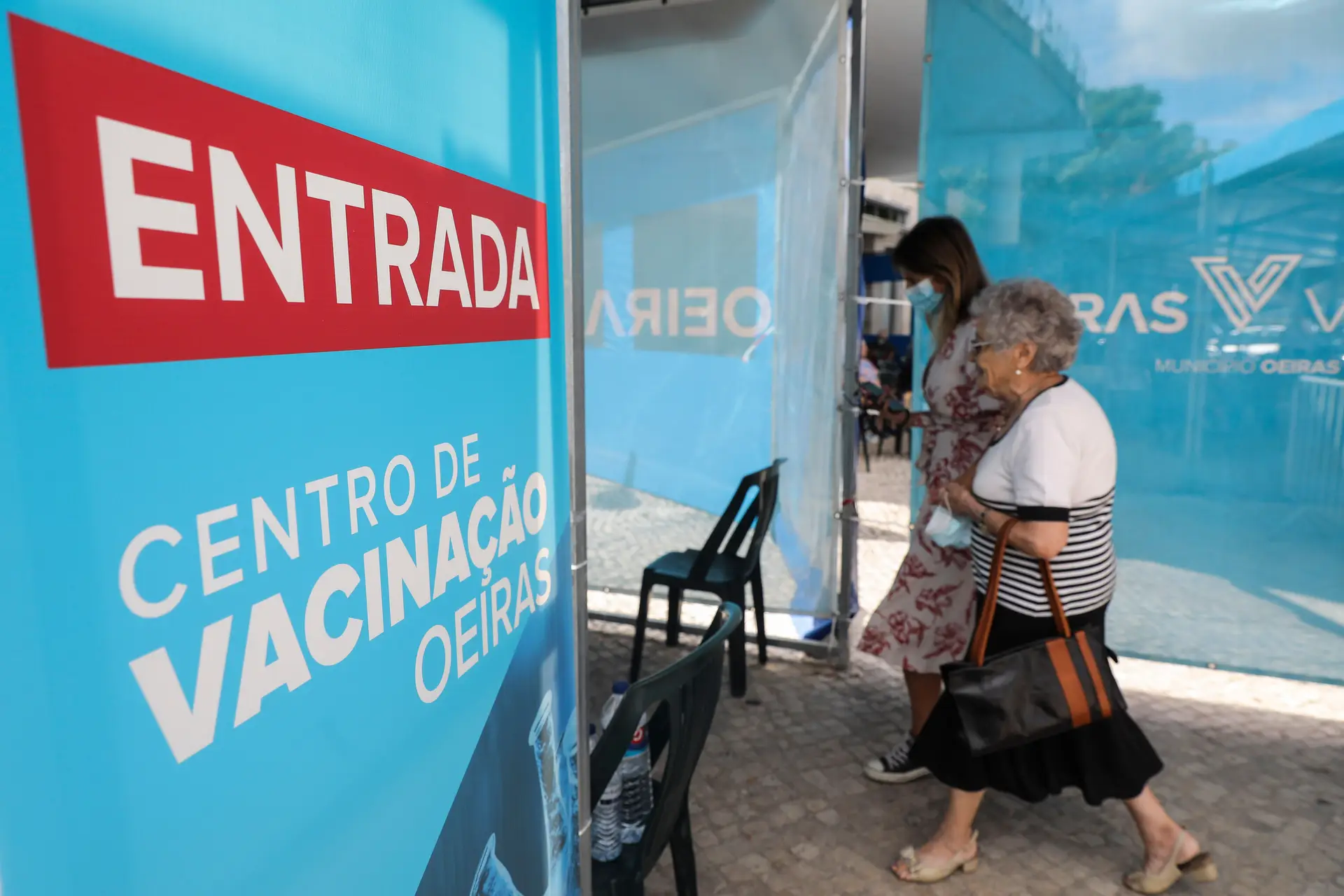 Quarta dose da vacina contra a covid-19 chegou a 8% da população elegível: “em dezembro será tarde” para prevenir picos
