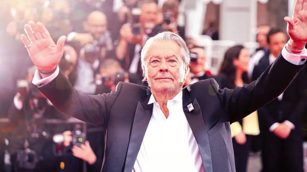 Polícia francesa apreende mais de 70 armas em casa do ator francês Alain Delon