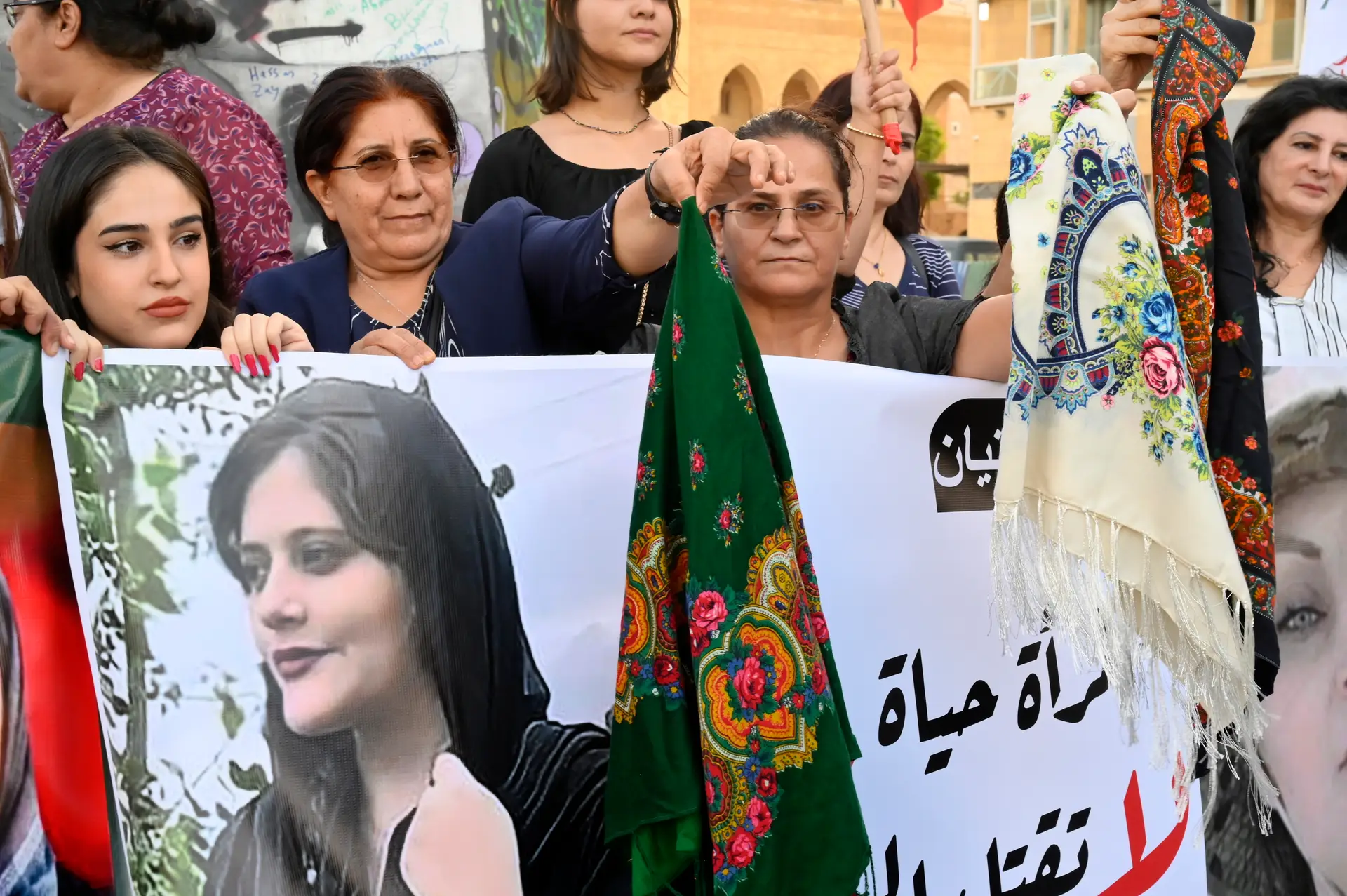 Morte da jovem Mahsa Amini, detida por uso incorreto do véu, gerou uma onda de protestos
