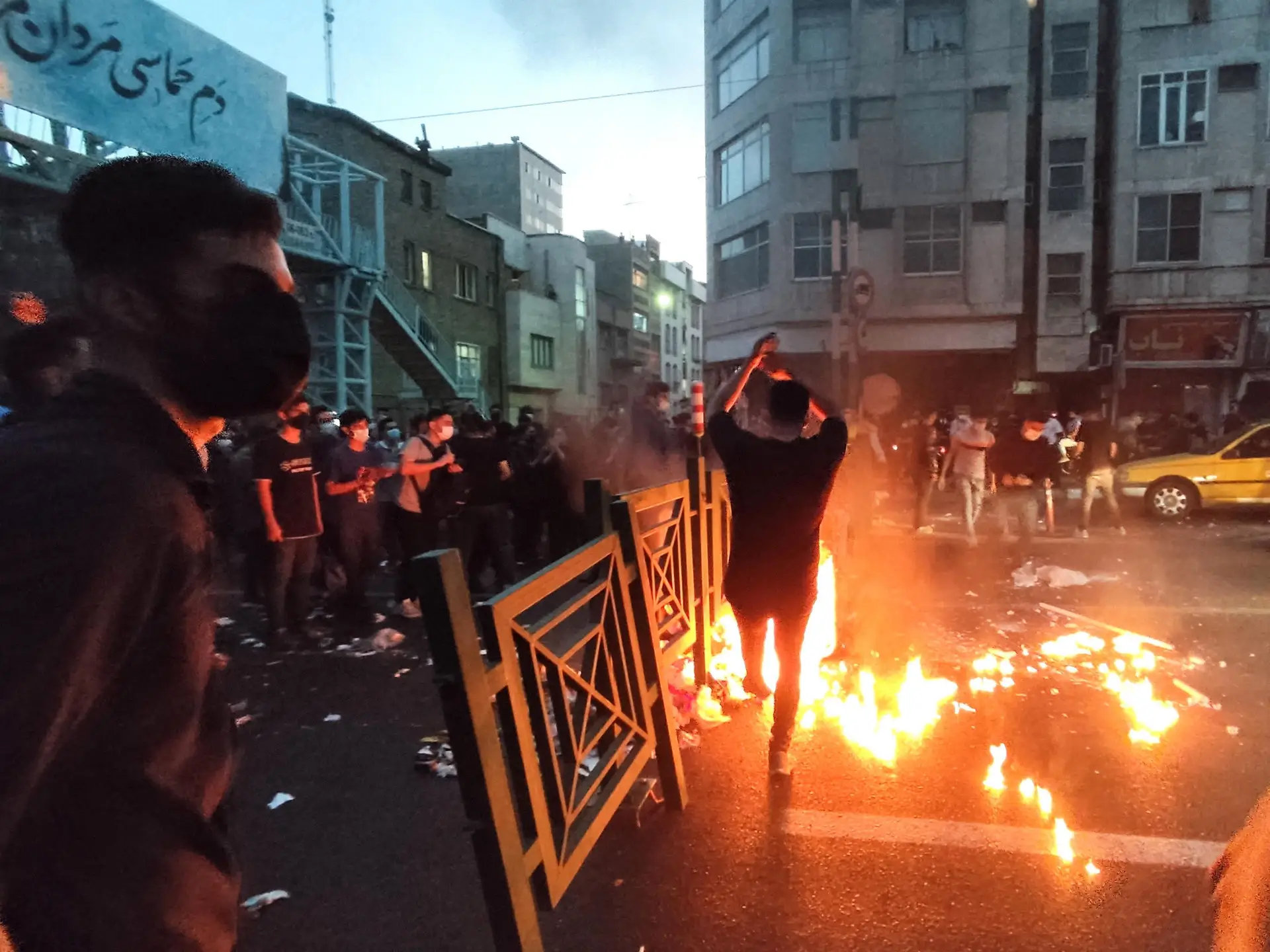 Confrontos em Teerão entre polícia e manifestantes que protestavam após a morte de Mahsa Amini