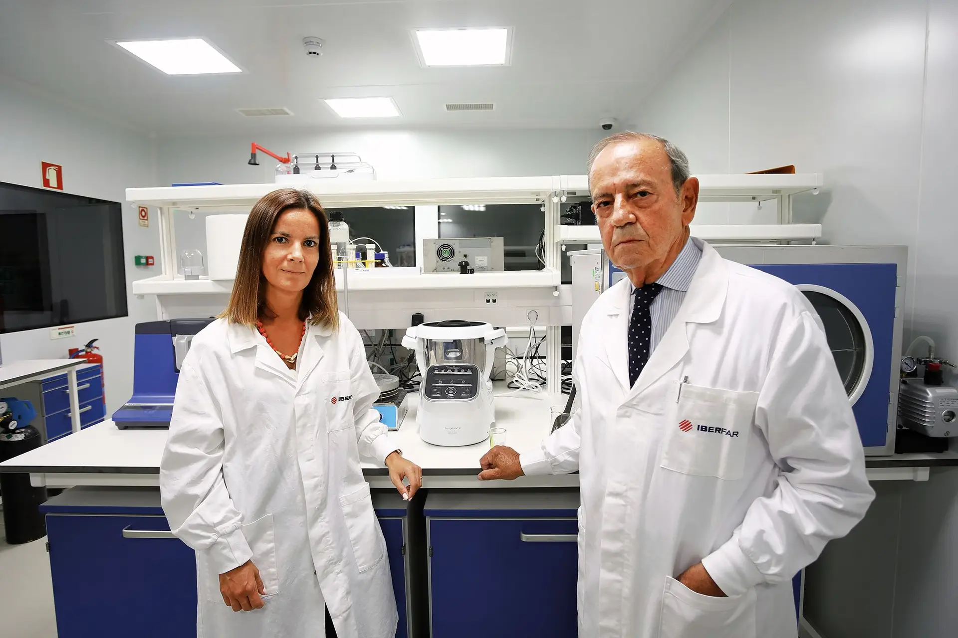 Joana e o pai, Pedro Ferraz da Costa, junto ao processador para centrifugar a canábis usada na fase analítica, que afina o processo industrial