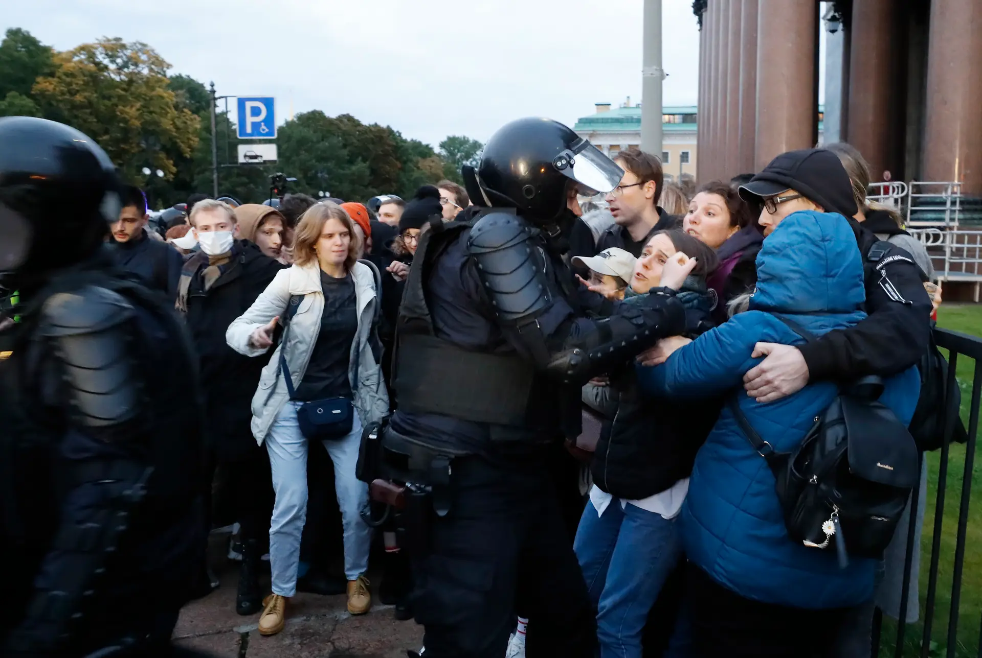 Repressão policial durante manifestações contra a guerra em São Petersburgo