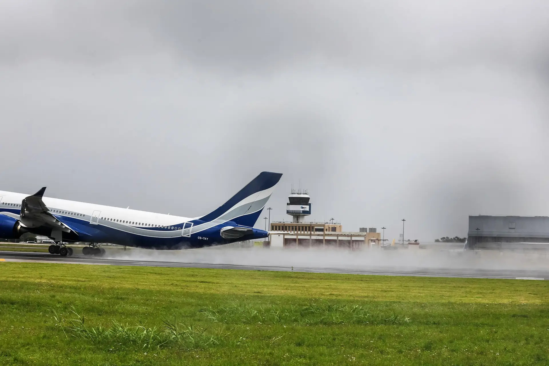 Obras de melhoria no aeroporto de Lisboa estão por arrancar e podem comprometer verão de 2023