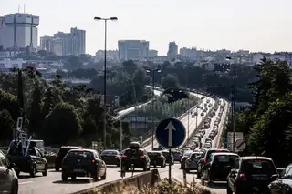 Trânsito em Lisboa e Porto supera níveis de 2019. Há momentos do dia em que os portugueses já perdem o dobro do tempo dentro do carro