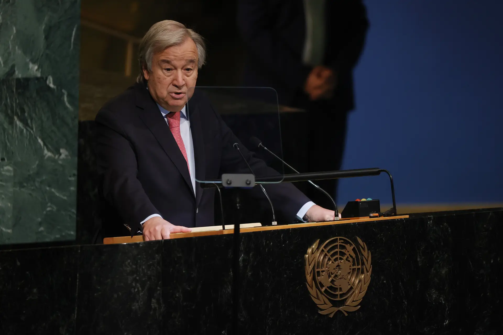 Secretário-geral da ONU afirma estar "na hora" de levar a sério danos das alterações climáticas