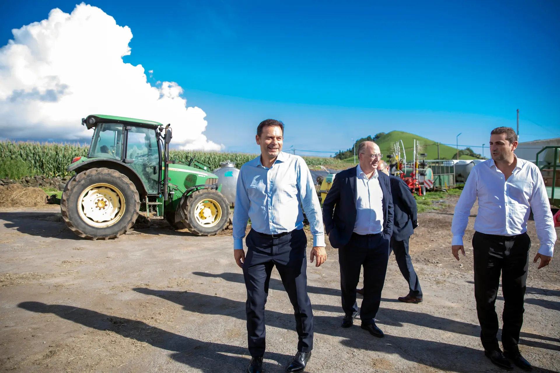 O líder do PSD em visita a uma exploração agrícola nos Açores
