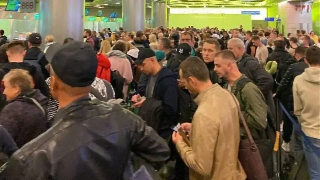 Russos fazem fila no aeroporto internacional de Vnukovo em Moscovo