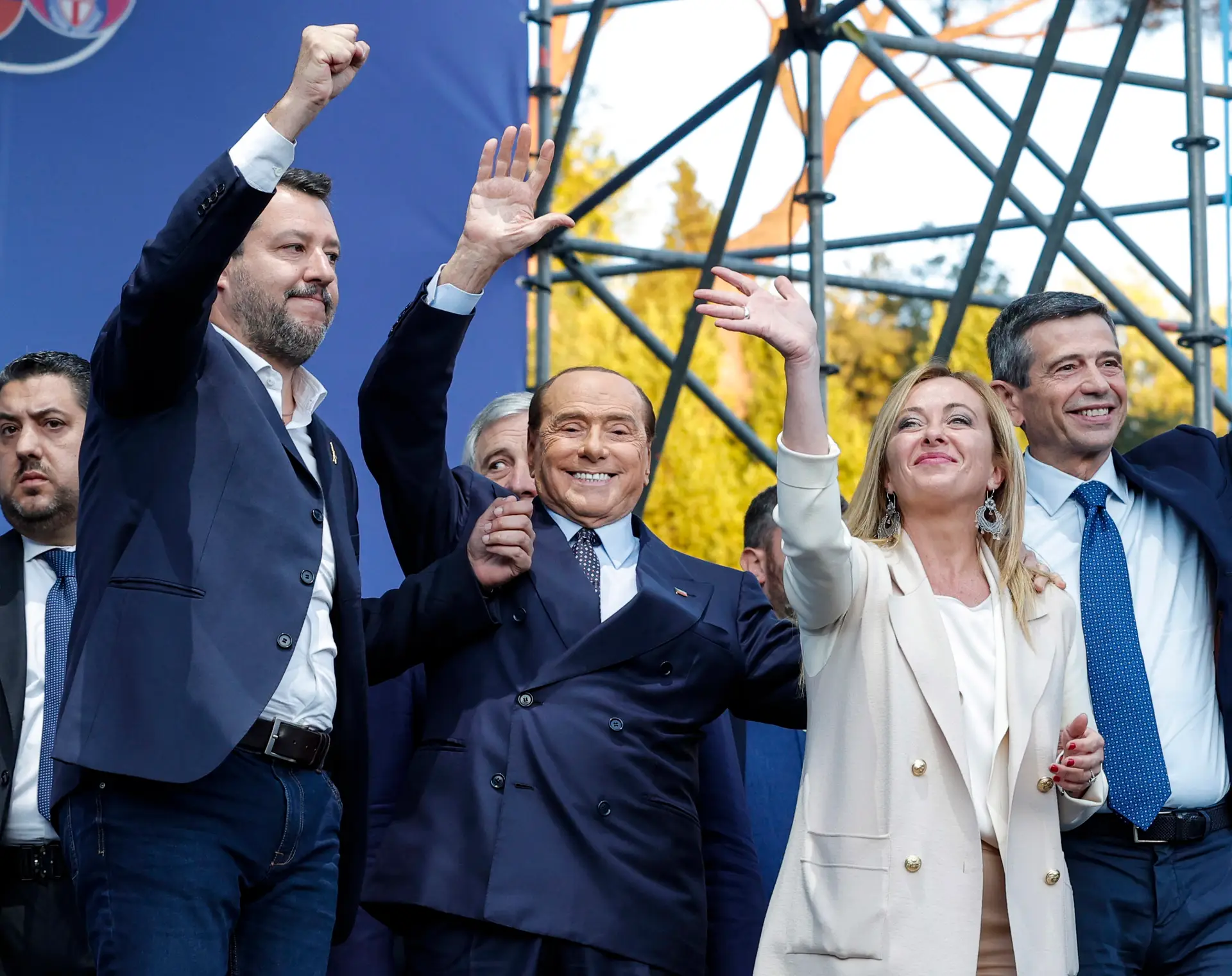 Encerramento da campanha dos dirigentes da direita italiana: Matteo Salvini (Liga), Silvio Berlusconi (Força Itália), Giorgia Meloni (Irmãos de Itália) e Maurizio Lupi (Nós com a Itália)
