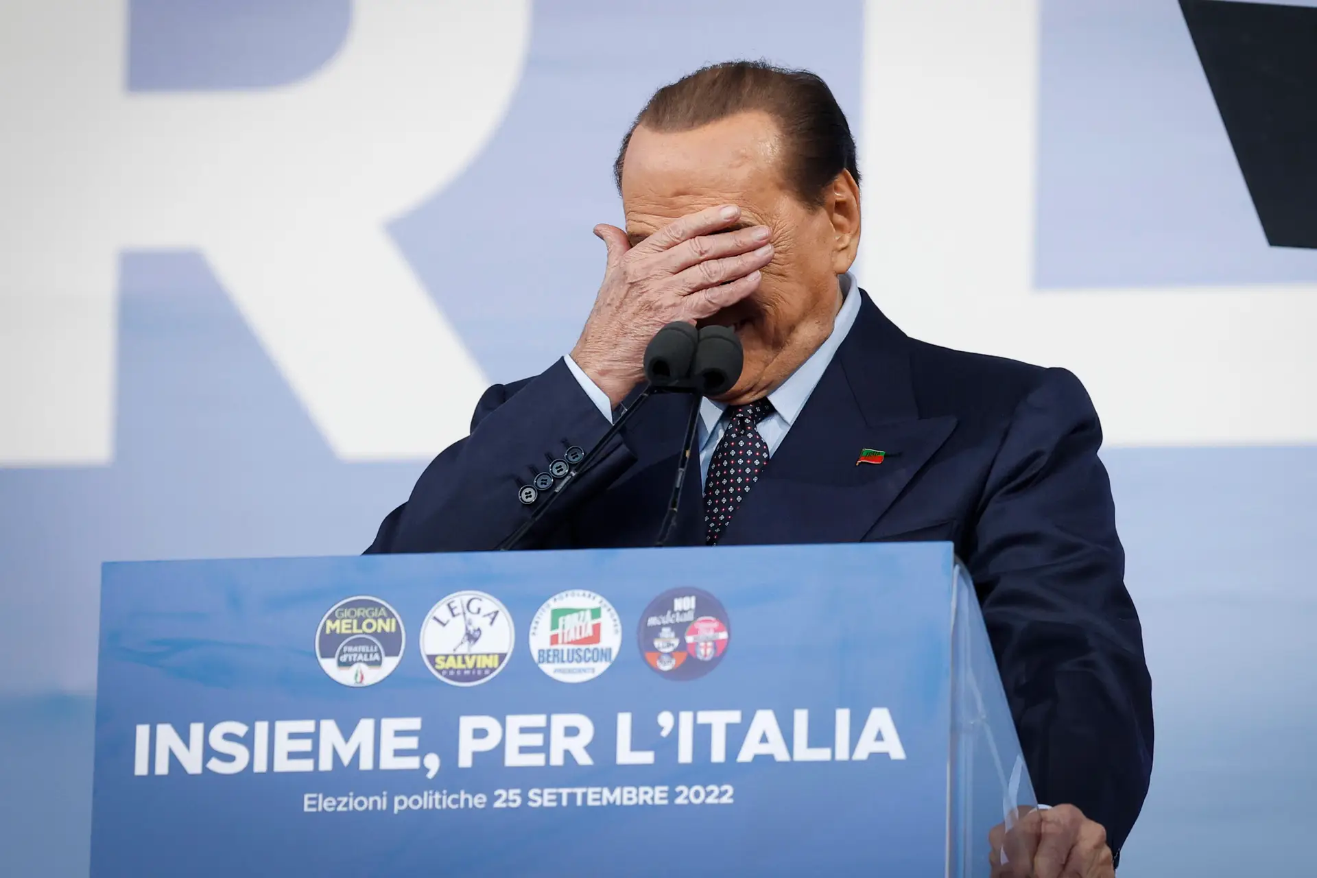 Silvio Berlusconi no comício de encerramento de campanha da direita italiana 