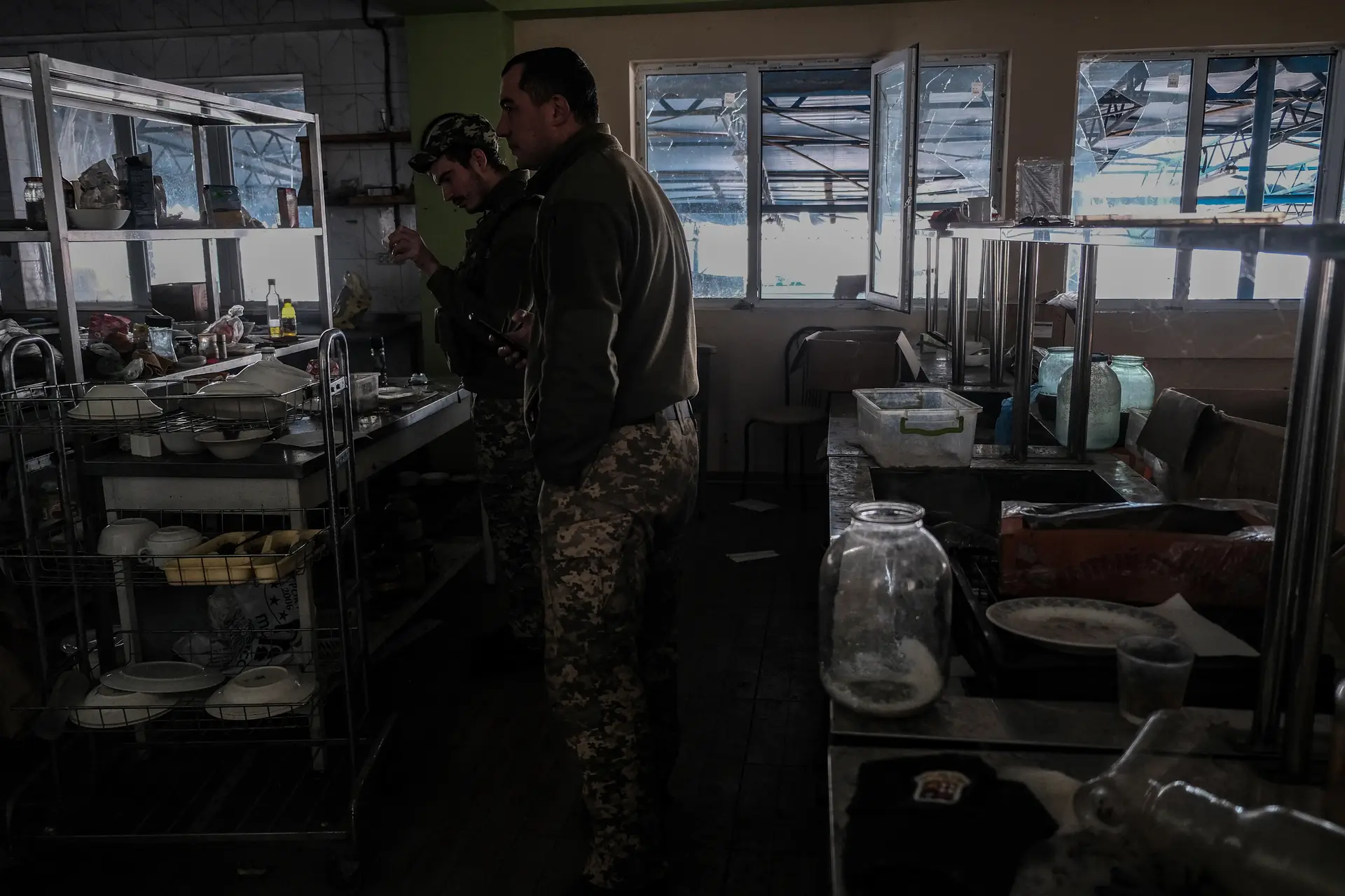 Área da cozinha de uma casa em Martove, na região de Kharkiv, que foi usada pelas tropas russas como base durante a sua ocupação da zona.