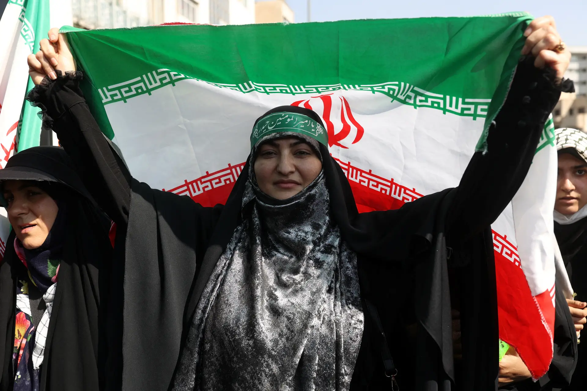 Milhares de iranianos manifestam-se a favor do Governo