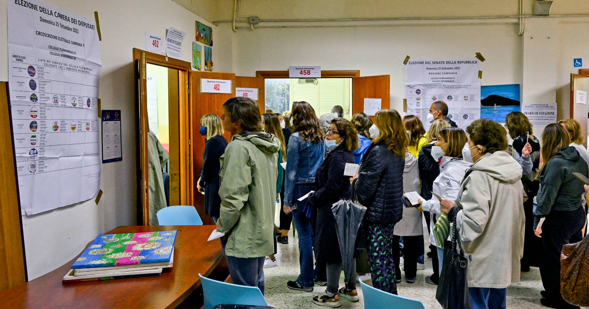 “Volto logo à tarde” Enxame de jornalistas leva Giorgia Meloni a adiar o voto nas legislativas italianas