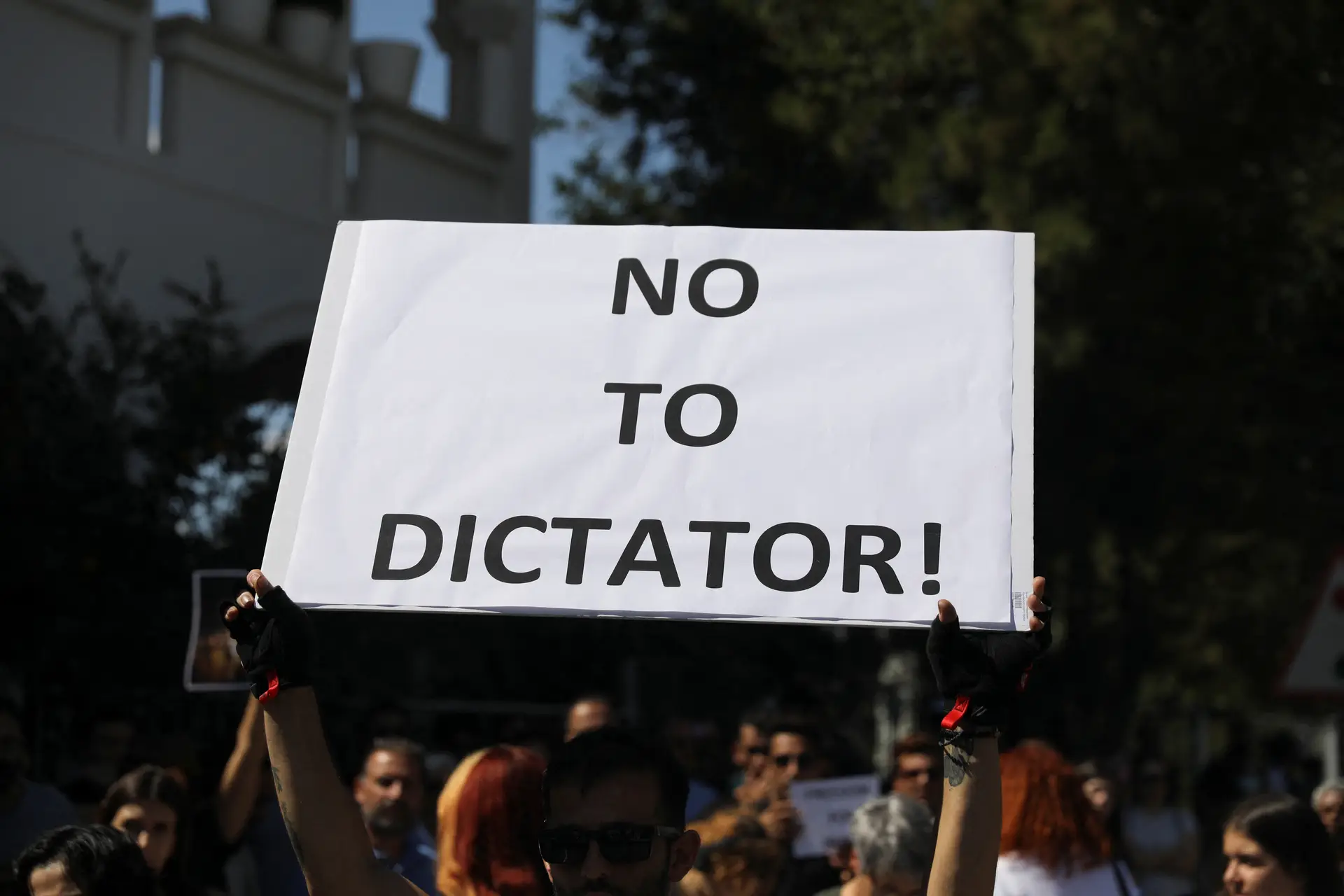 “Injustificável e inaceitável”. UE condena uso generalizado e desproporcionado da força contra manifestantes no Irão