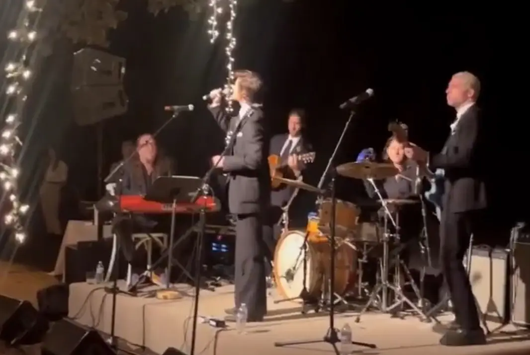 Alex Turner dos Arctic Monkeys canta em casamento de amigo. Veja aqui o vídeo