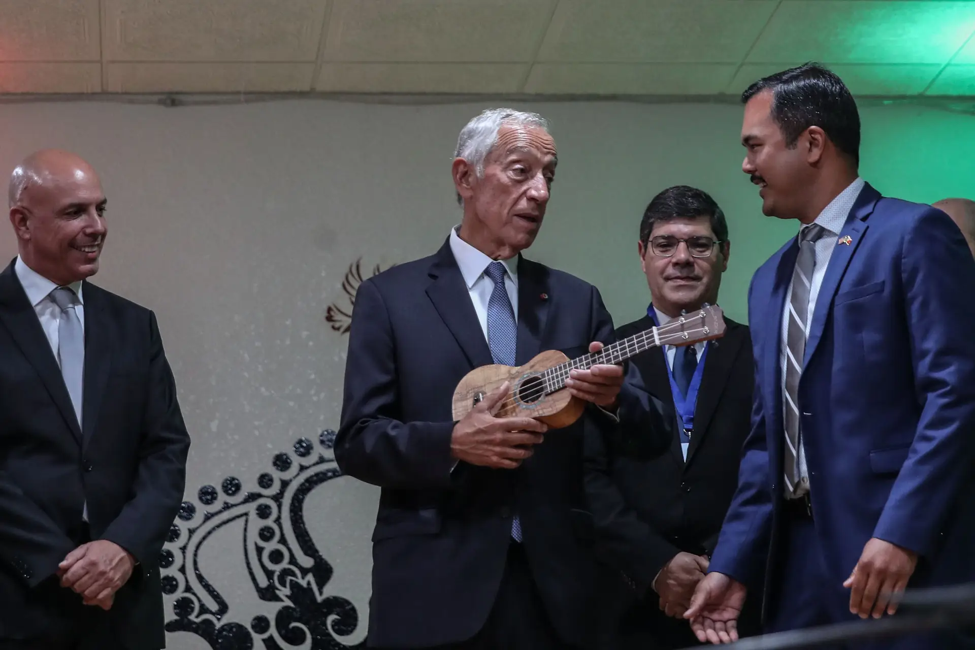 Marcelo recebe ukulele em São José e manifesta intenção de visitar o Havai