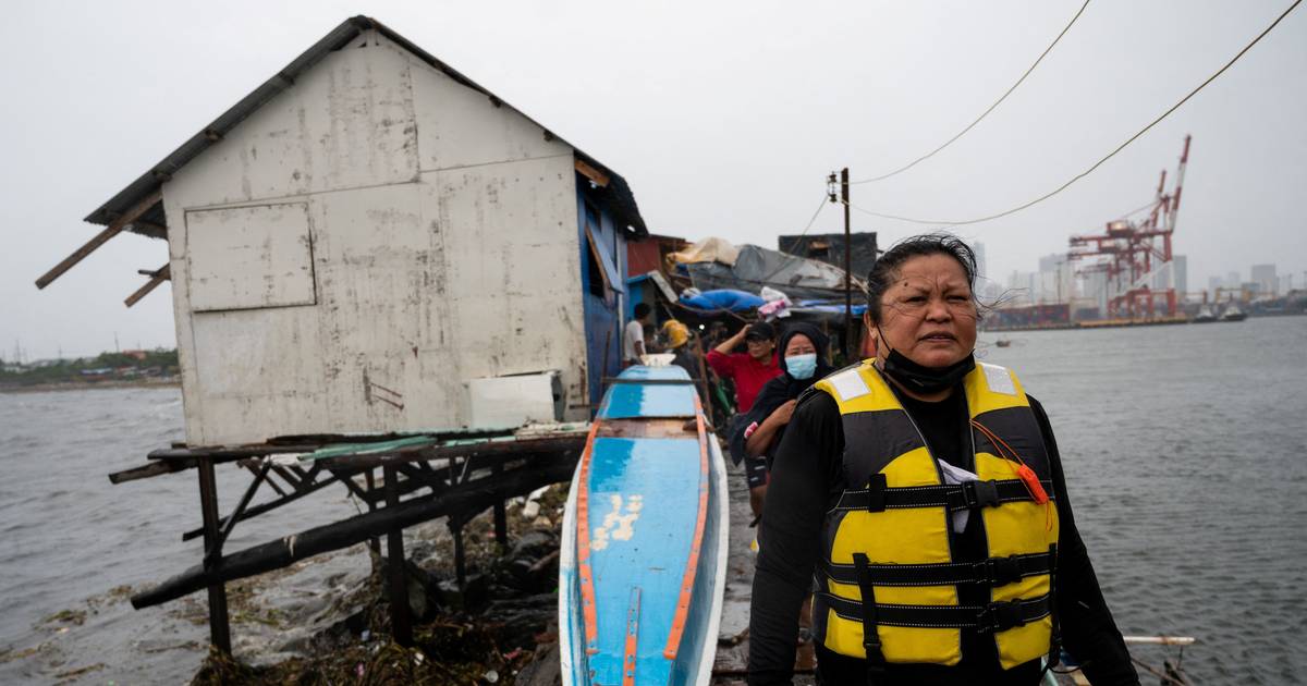 Filipinas retiram quase um milhão de pessoas face à chegada de supertufão