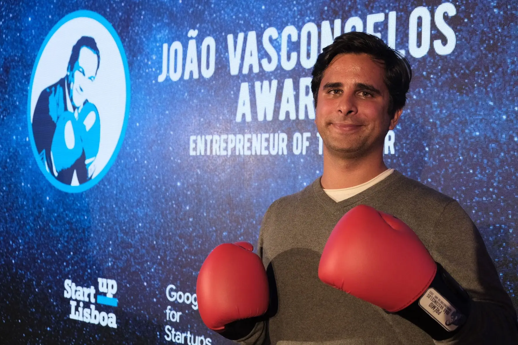 Miguel Santo Amaro, da Coverflex, recebeu o prémio de empreendedorismo João Vasconcelos