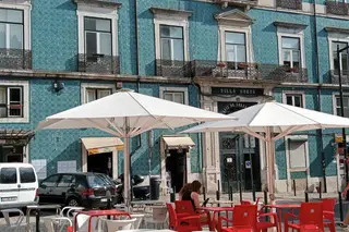 Área de esplanada e a entrada do Botequim ao fundo
