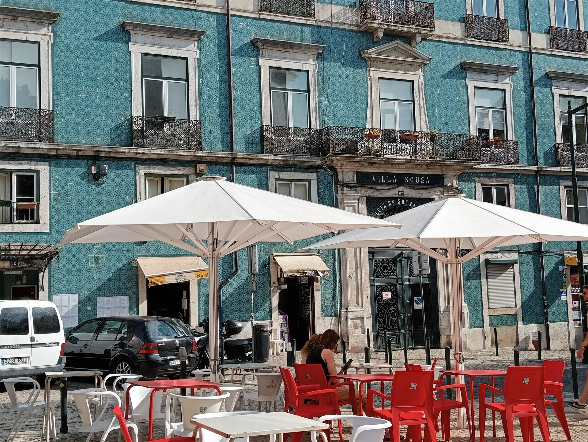 Área de esplanada e a entrada do Botequim ao fundo
