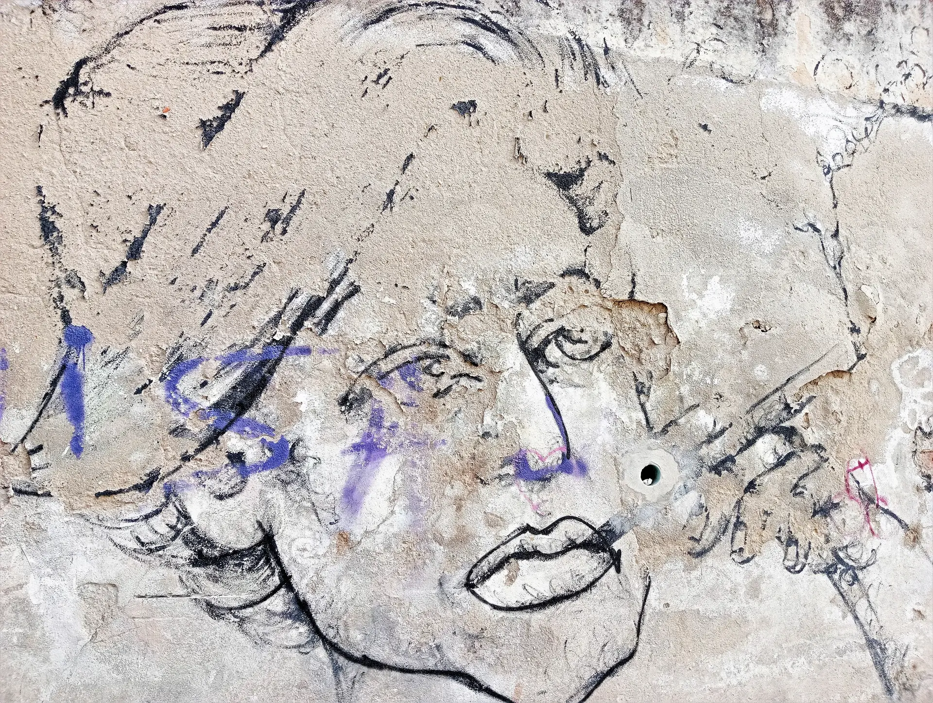 Arte urbana alusiva a Natália Correia, num mural de Maria Dias Coutinho