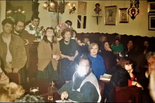Fotografia do Botequim, cedida por Daniel Adrião, à esquerda na imagem, e com Natália Correia ao centro, vestida de azul