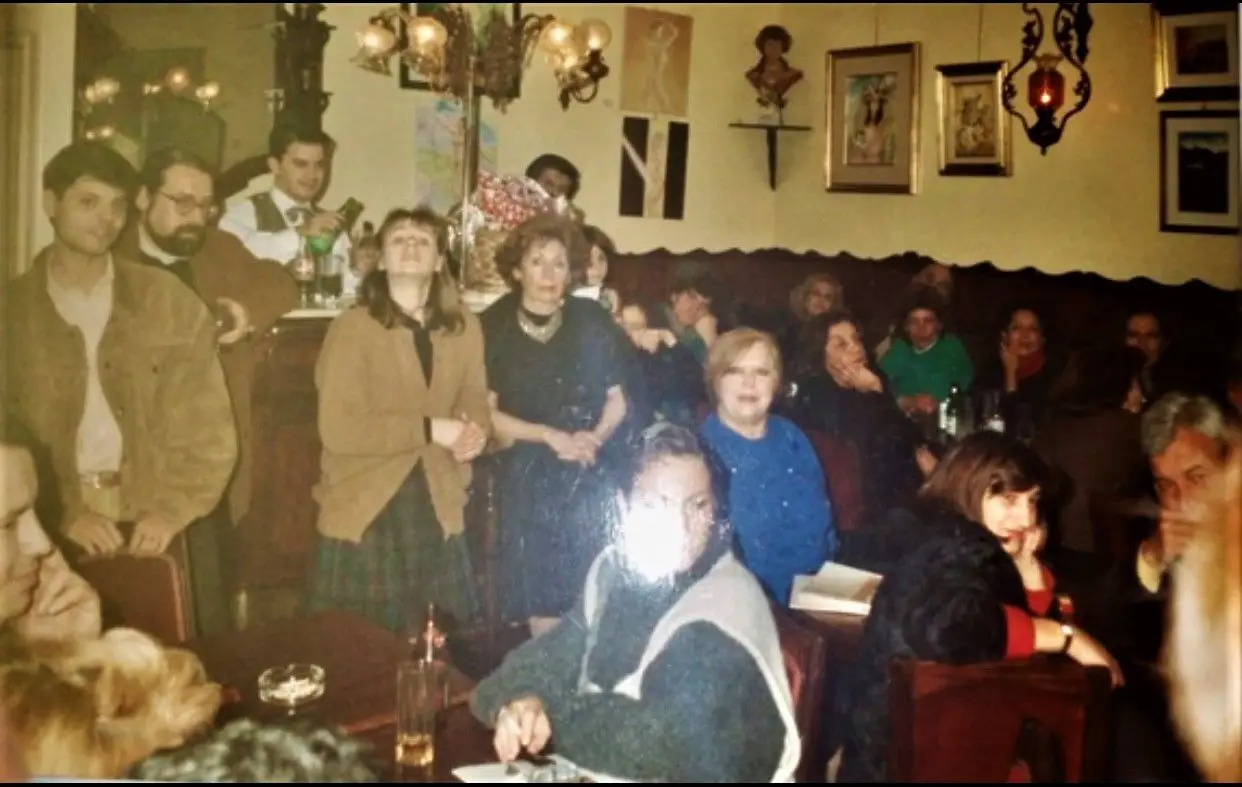 Fotografia do Botequim, cedida por Daniel Adrião, à esquerda na imagem, e com Natália Correia ao centro, vestida de azul