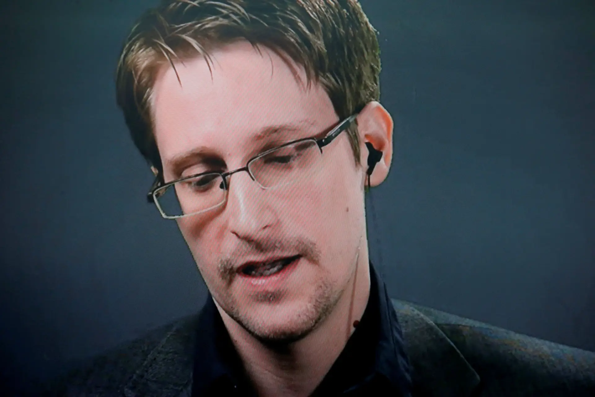 Governo dos EUA mantém intenção de levar Edward Snowden a julgamento ...