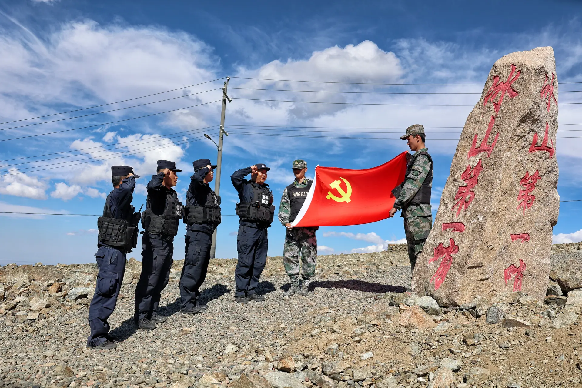 Patrulha da guarda fronteiriça chinesa a jurar lealdade à bandeira do Partido Comunista, em Xinjiang