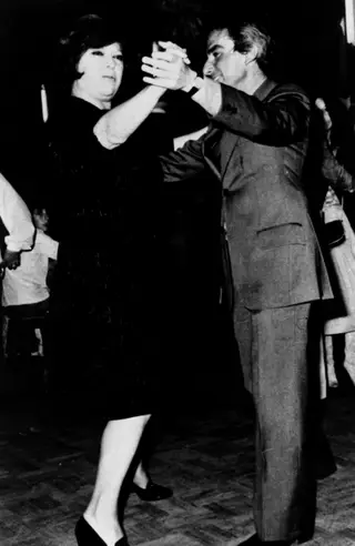 Natália Correia a dançar com Francisco Sá Carneiro