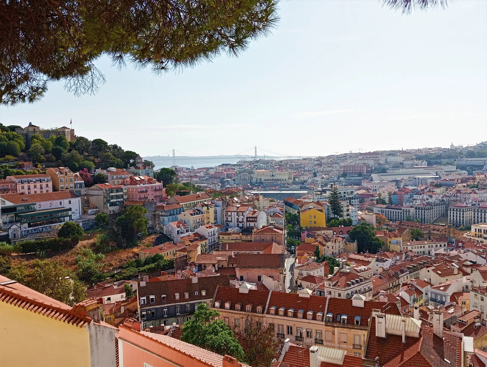 Vista desde o vizinho Miradouro da Graça