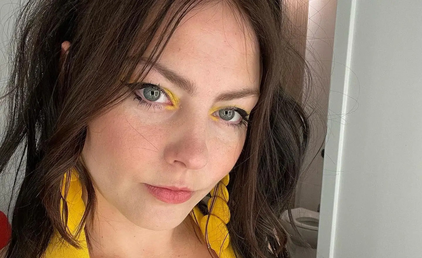 Angel Olsen tira foto junto a mural de Zeca Afonso