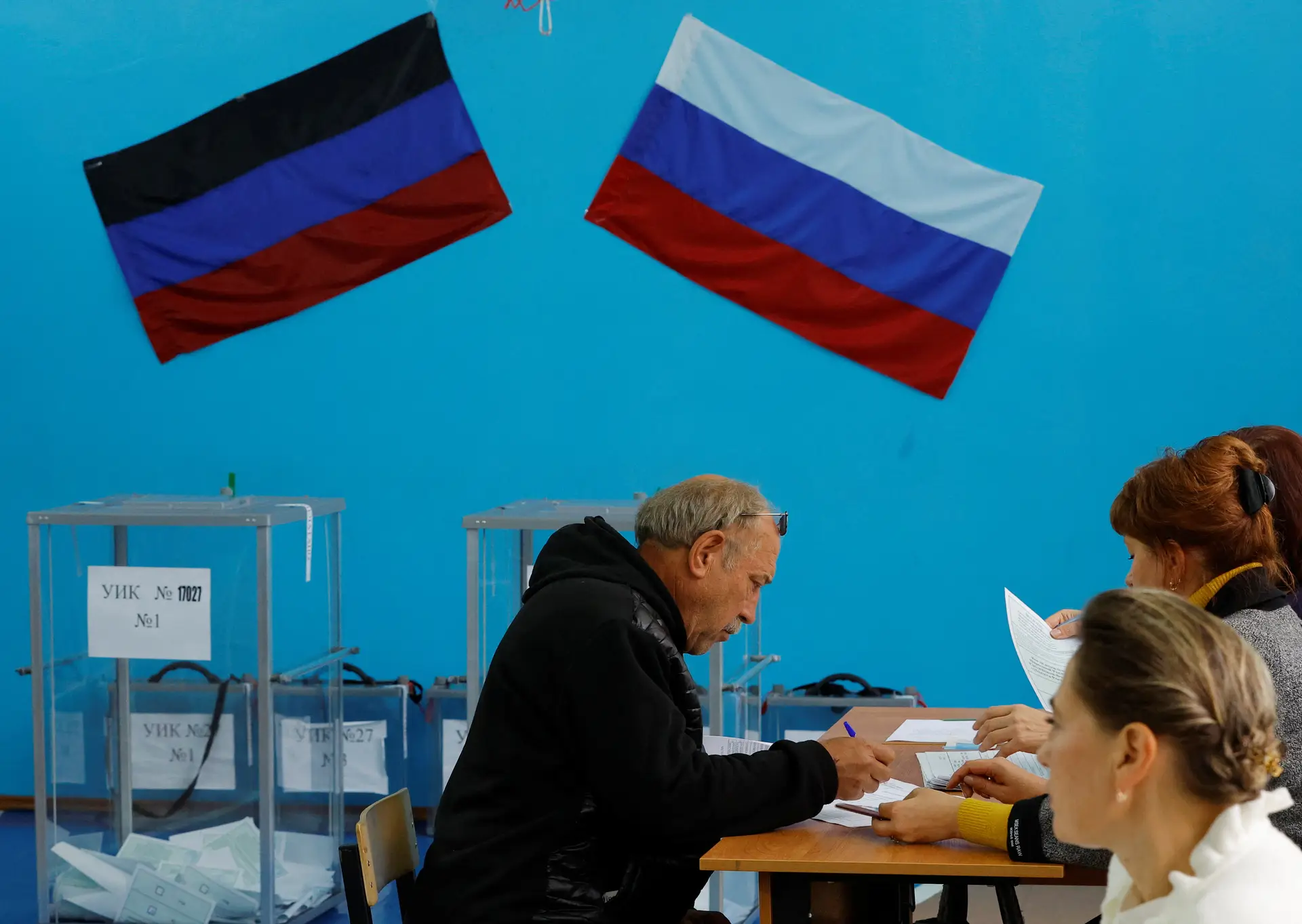 Homem preenche documentos para votar no "referendo" à anexação no Donetsk