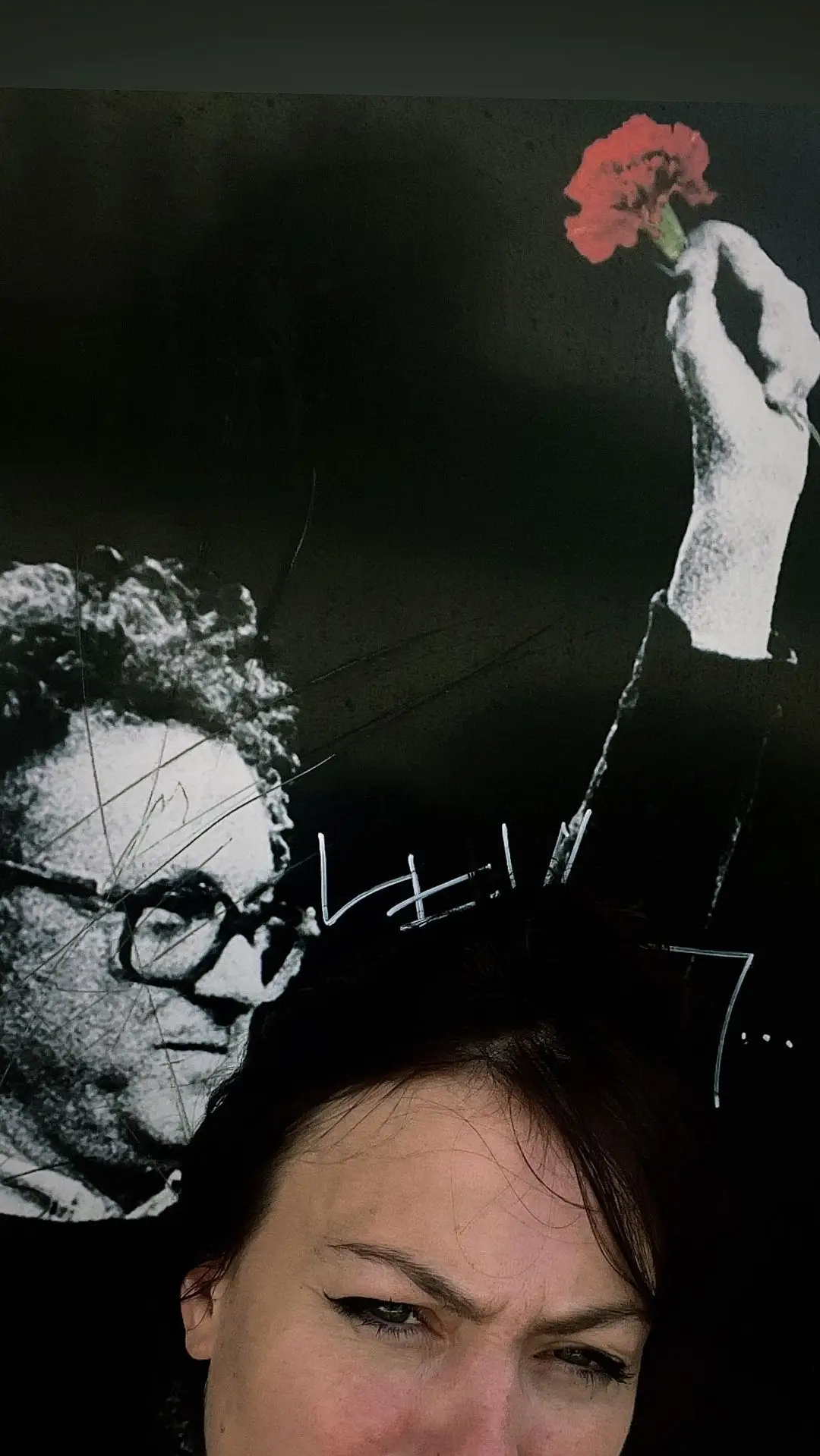 Angel Olsen tira foto junto a mural de Zeca Afonso