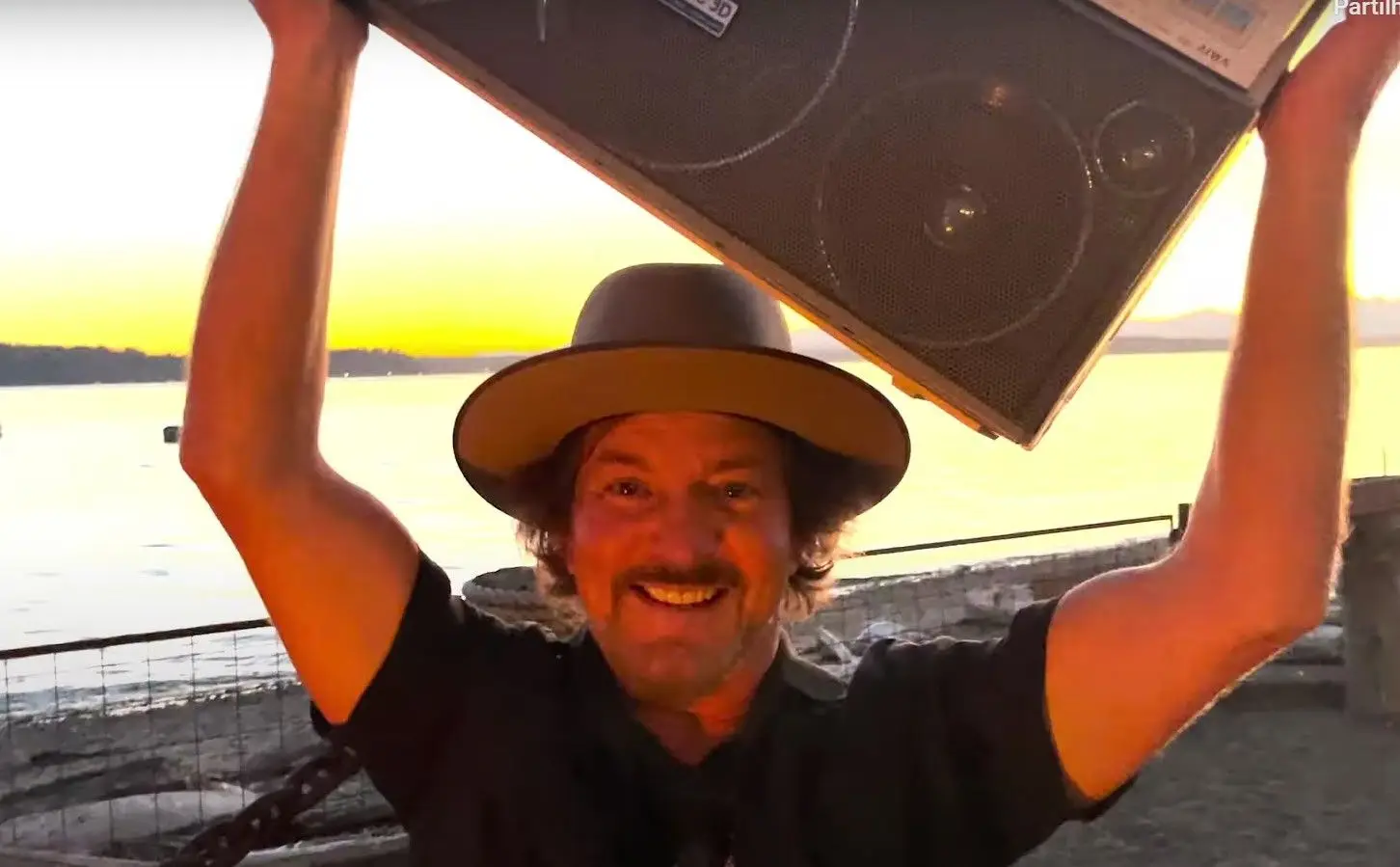 Eddie Vedder aparece no vídeo de apresentação de caixa de Joe Strummer (The Clash)