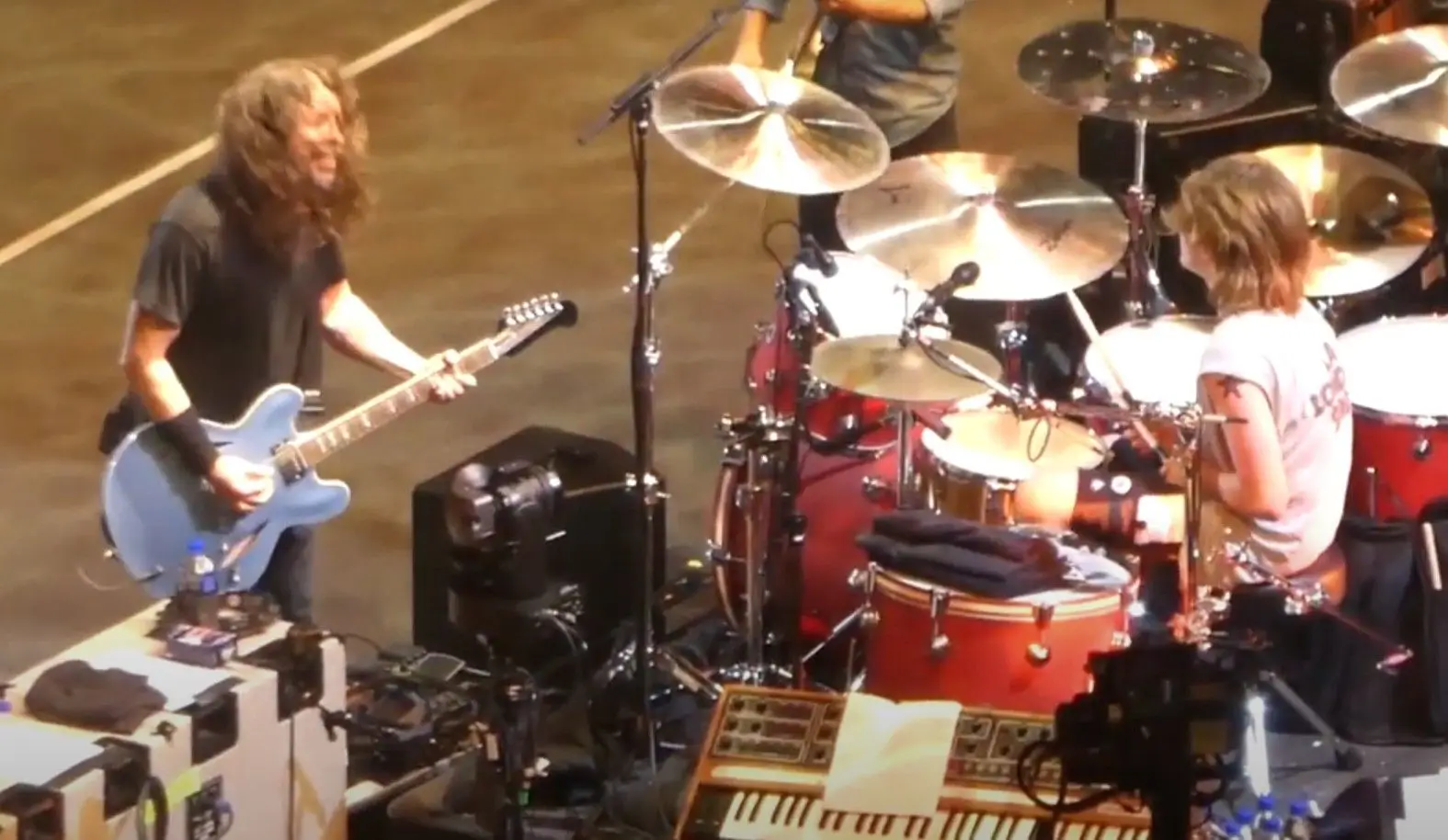 Dave Grohl com Shane Hawkins, filho de Taylor Hawkins